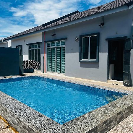 Villa Pool Kepala Batas Kampong Hilir  Exterior photo